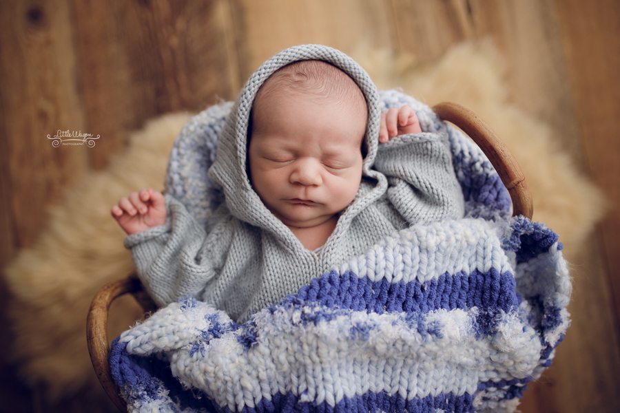newborn baby sleeping in basket, ottawa newborn photographers